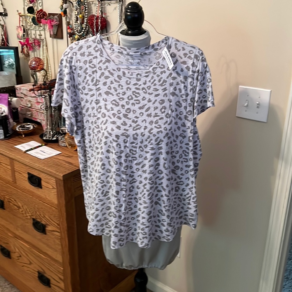 😸Navy and white T-shirt top, bluish grey